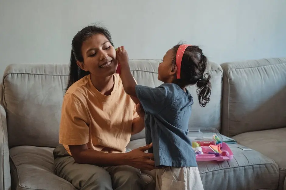 Ibu dan anak bermain bersama di ruang keluarga