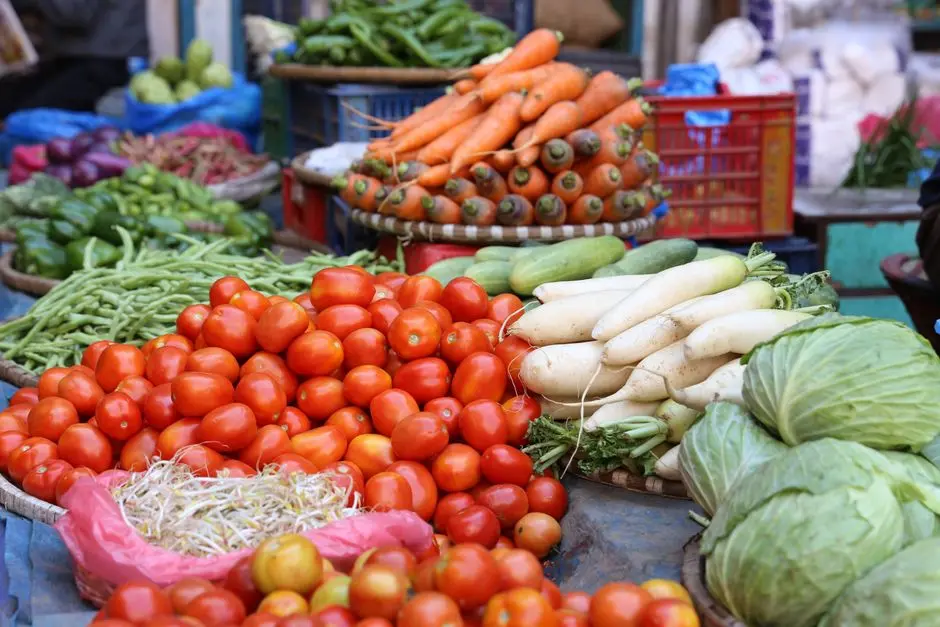 Ibu dan balita memilih bahan makanan segar di pasar tradisional